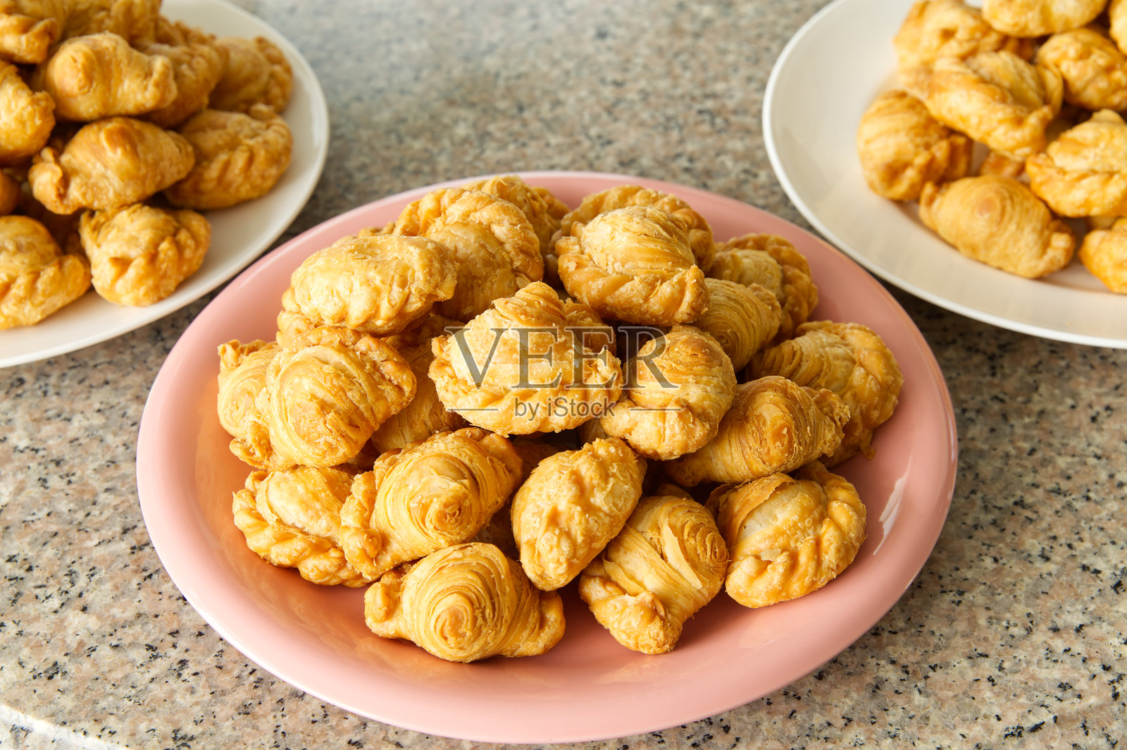 美味的咖喱角放在桌子上的盘子里，背景。照片摄影图片