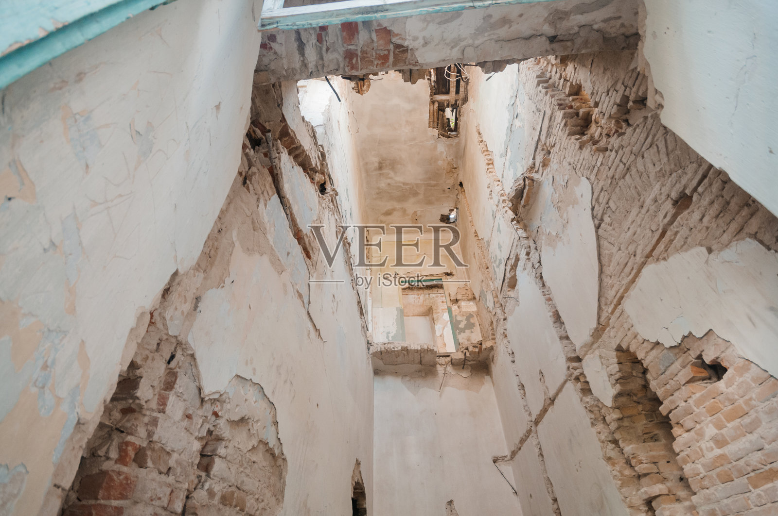 崩溃的优雅：废弃建筑中衰败墙壁的垂直视角照片摄影图片