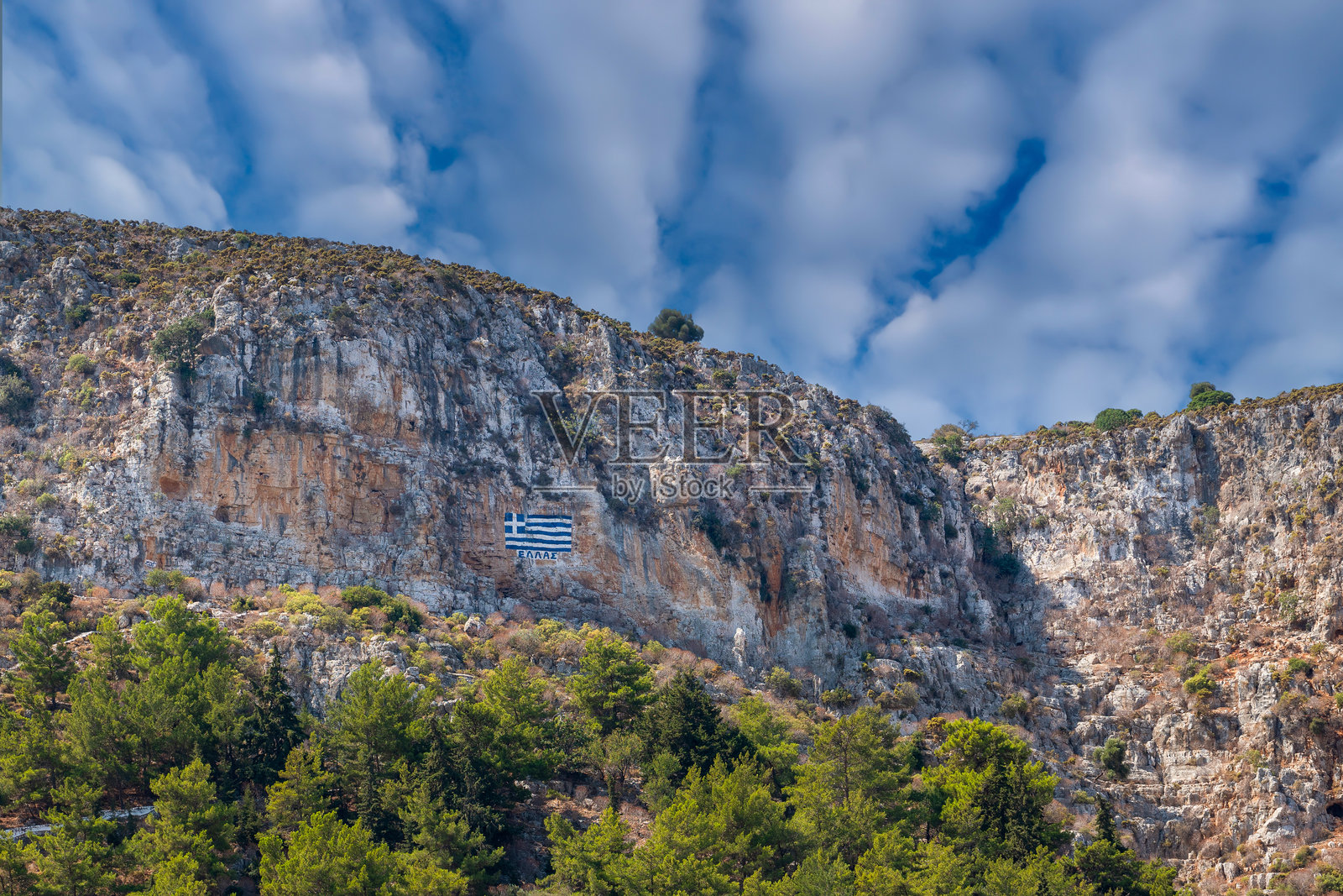 希腊国旗画在卡斯特洛里佐岛的山石上，位于多德卡尼斯群岛，希腊照片摄影图片