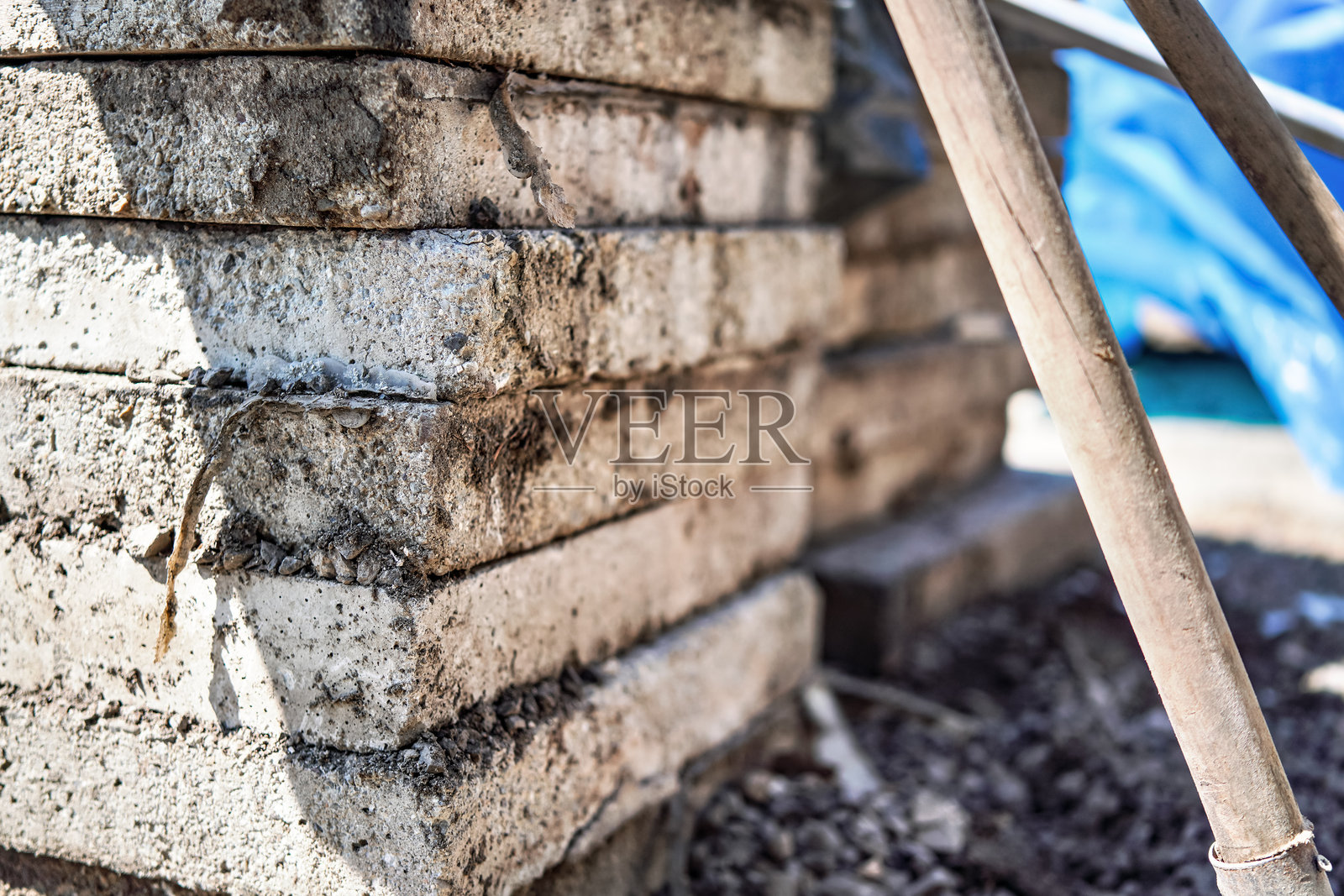 一堆旧混凝土石块，用于铺路施工，特写细节照片摄影图片
