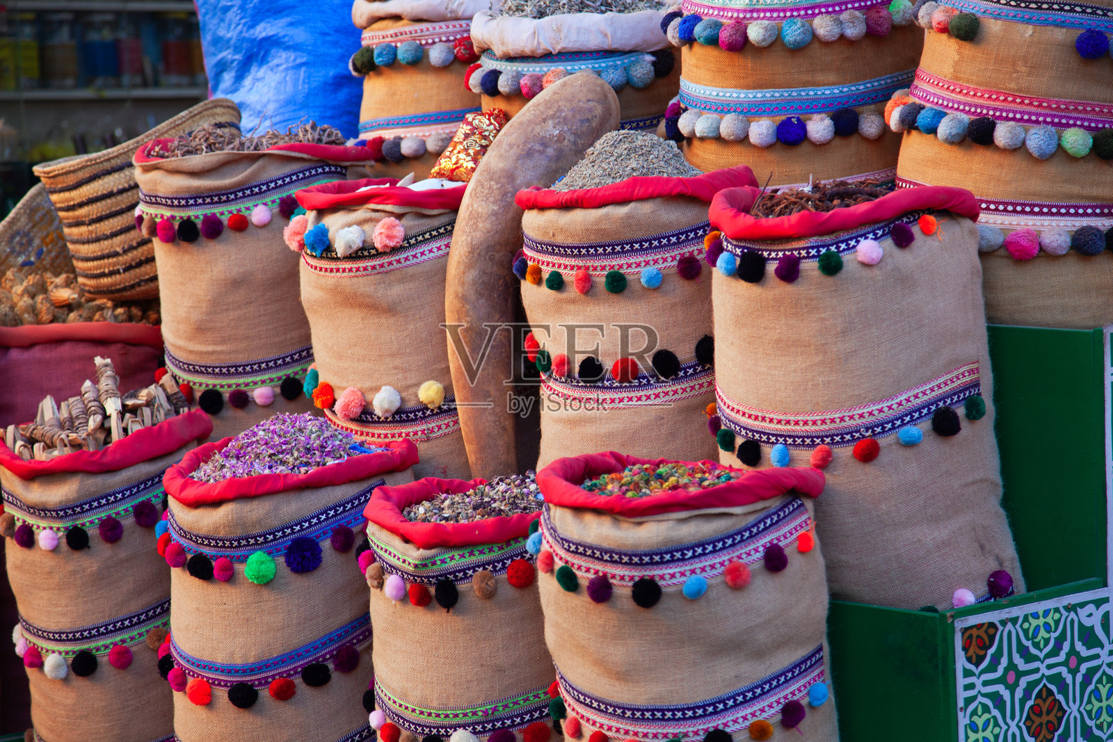 马拉喀什街头商店出售香料照片摄影图片