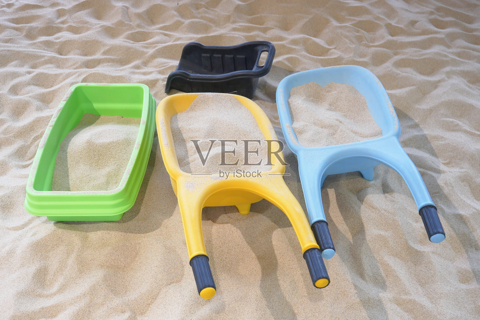 室内游乐场里的沙子和五彩缤纷的玩具。照片摄影图片