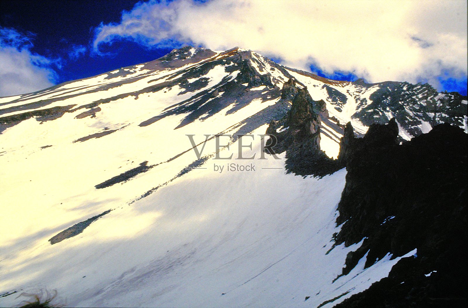 攀登沙斯塔山，沙斯塔三位一体国家森林中的沙斯塔山荒野区，加利福尼亚北部喀斯喀特山脉，1985年7月照片摄影图片