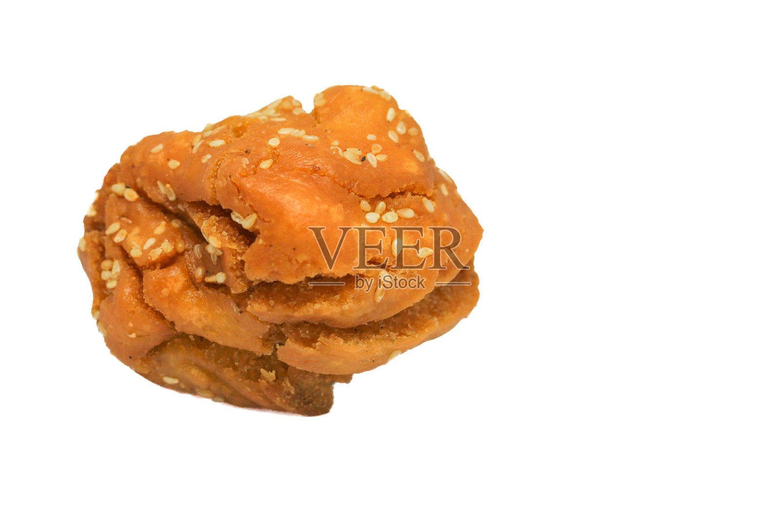 Onde-onde ketawa是一种传统小吃，呈圆形，直径约2厘米，表面撒有芝麻，外皮干燥且有裂纹。照片摄影图片