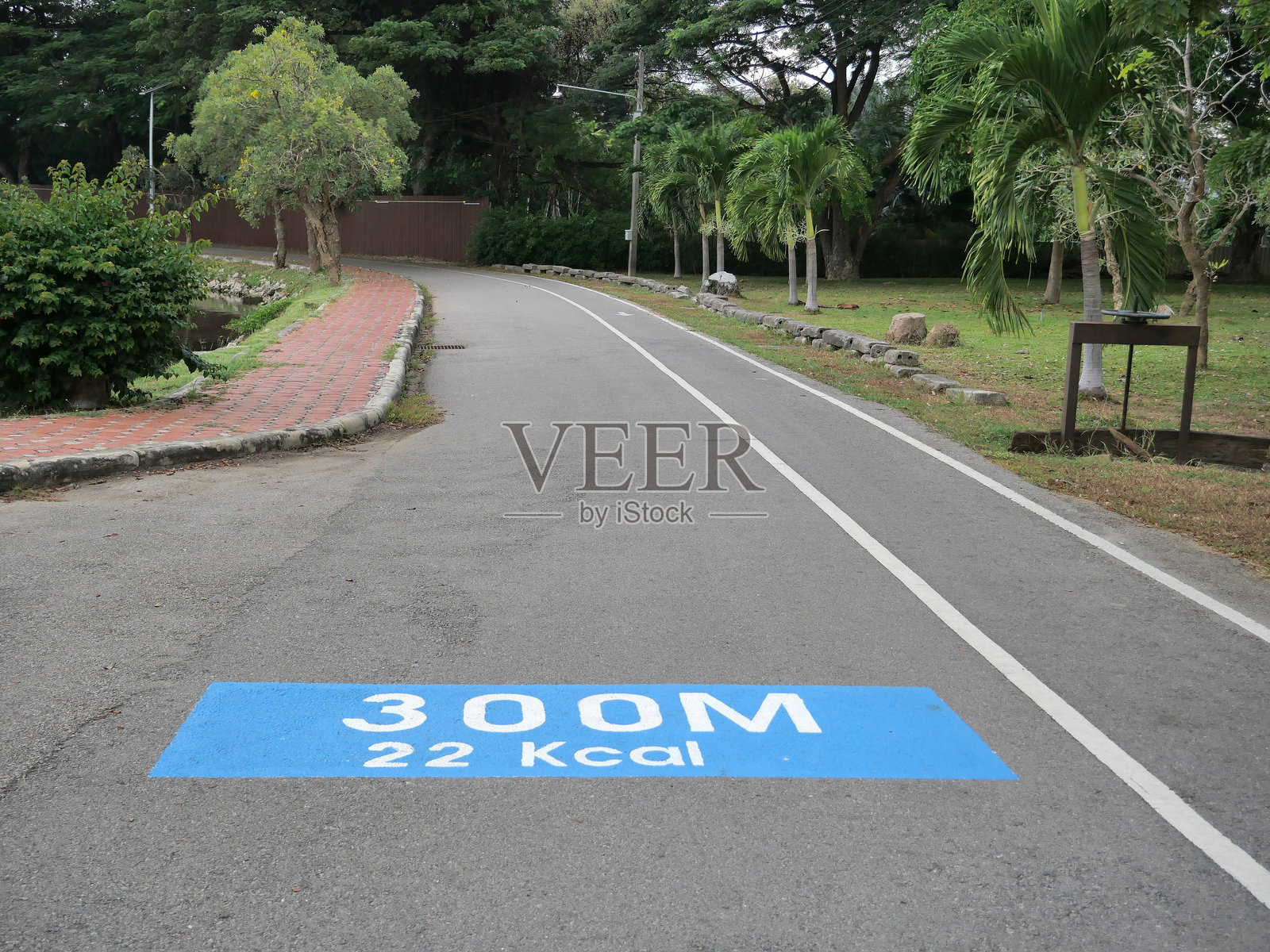 跑步或锻炼的道路。距离设置用于警告运动员。照片摄影图片