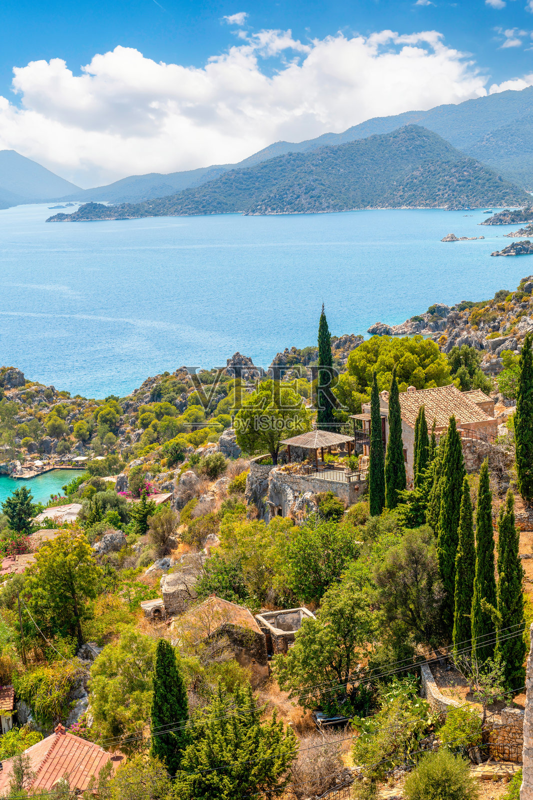 俯瞰土耳其安塔利亚省的卡莱科伊村和希门纳城堡遗址，水面对面是凯科瓦岛。照片摄影图片