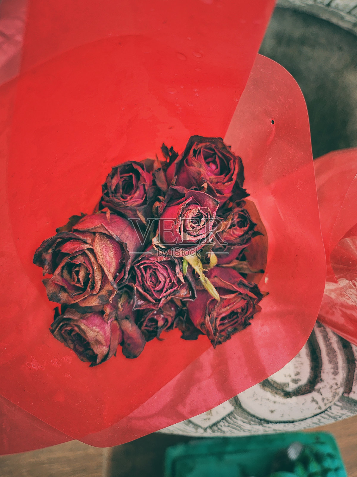 美丽的红玫瑰花与绿色叶子相映成趣照片摄影图片