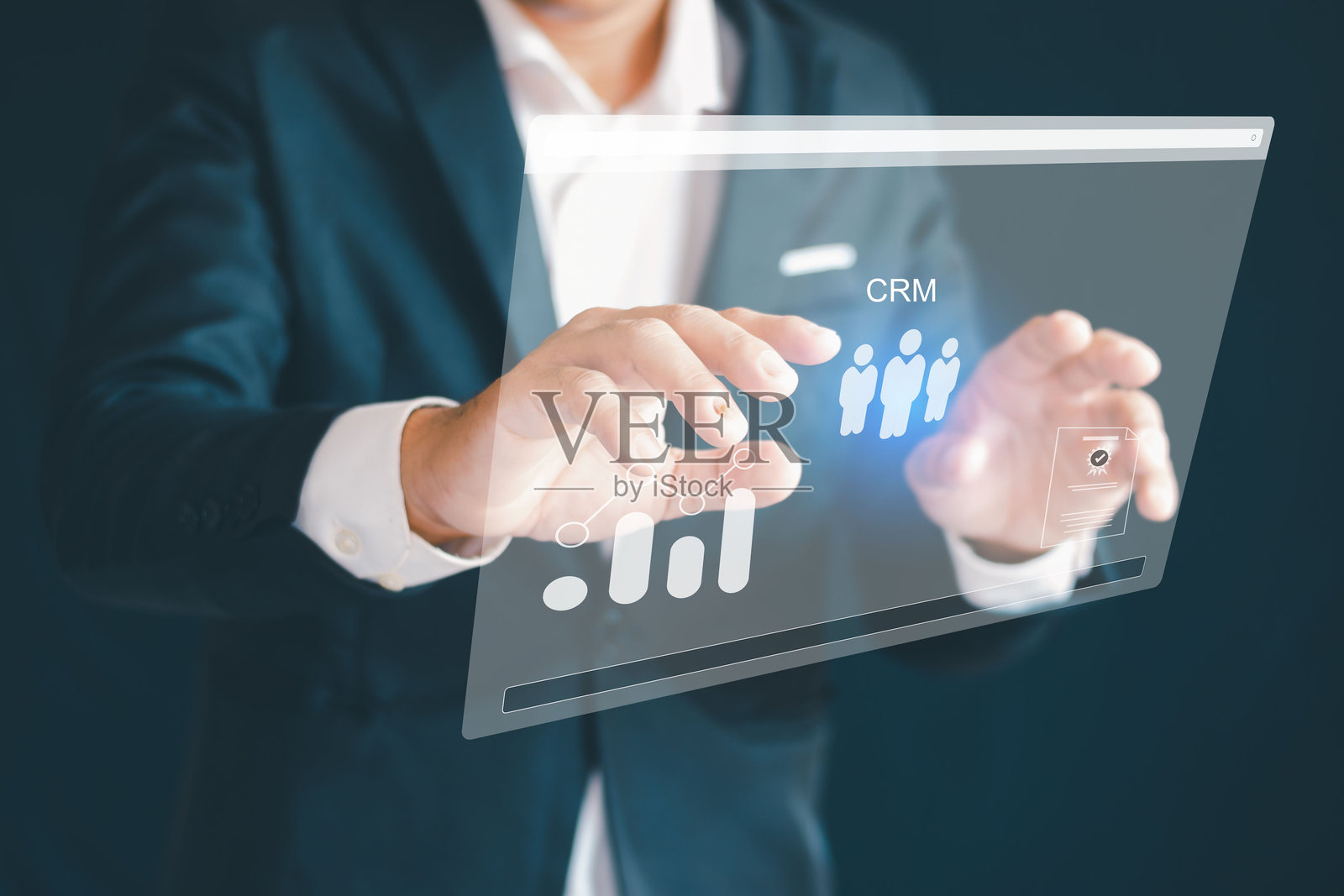 客户关系管理（CRM）在销售、商业和市场营销中的概念以尖端图形界面的形式呈现，用于服务应用程序以支持数据库分析。照片摄影图片