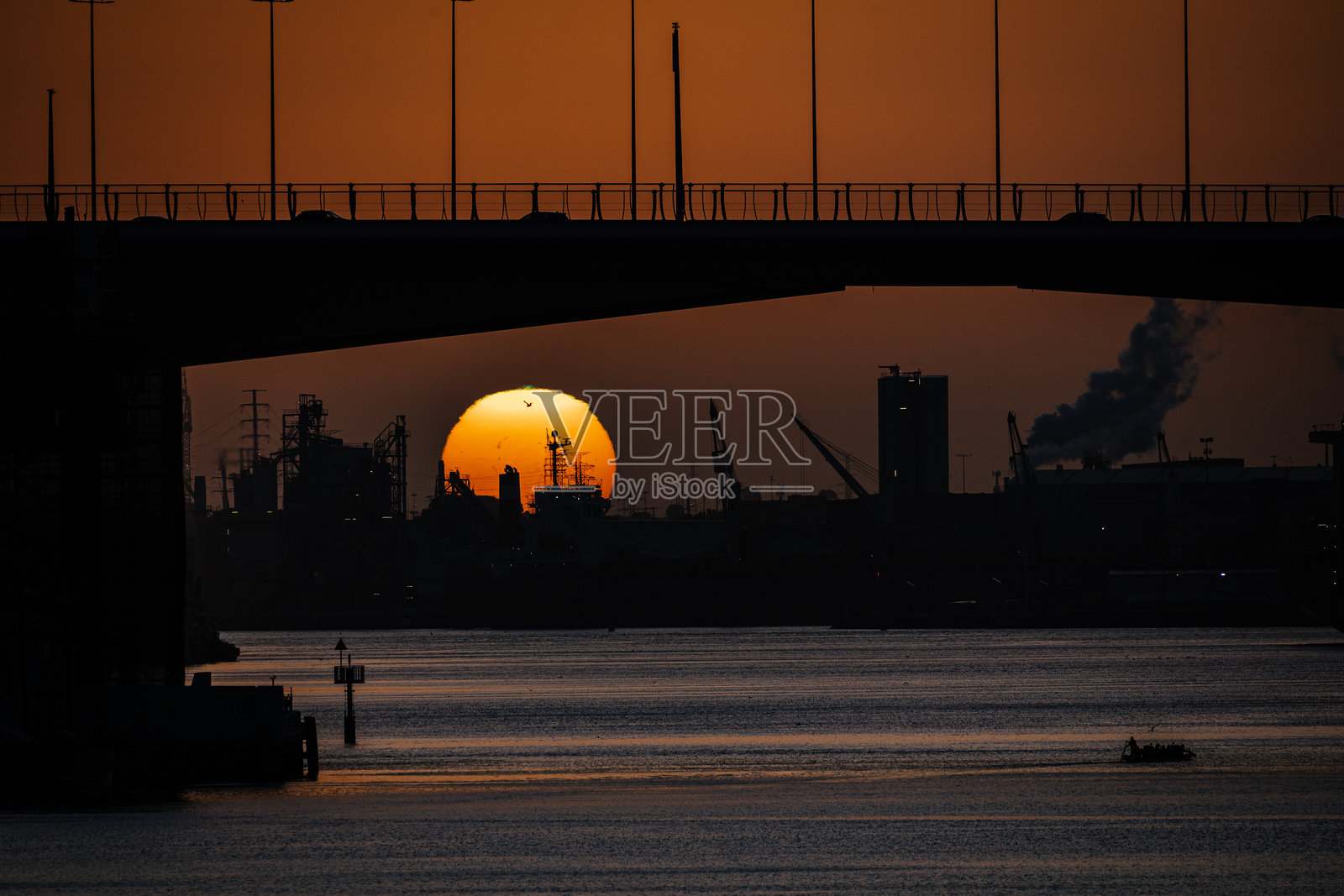 墨尔本维多利亚港的城市日落，维多利亚州，澳大利亚照片摄影图片