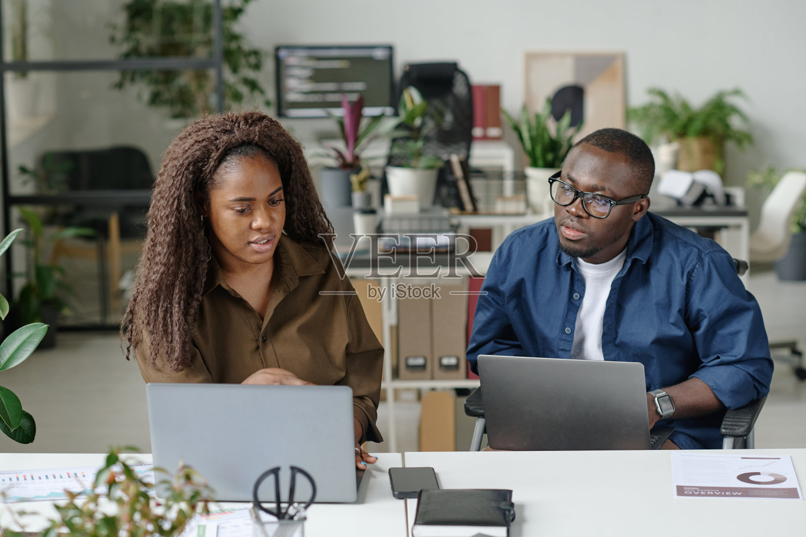男人在帮助他的同事照片摄影图片