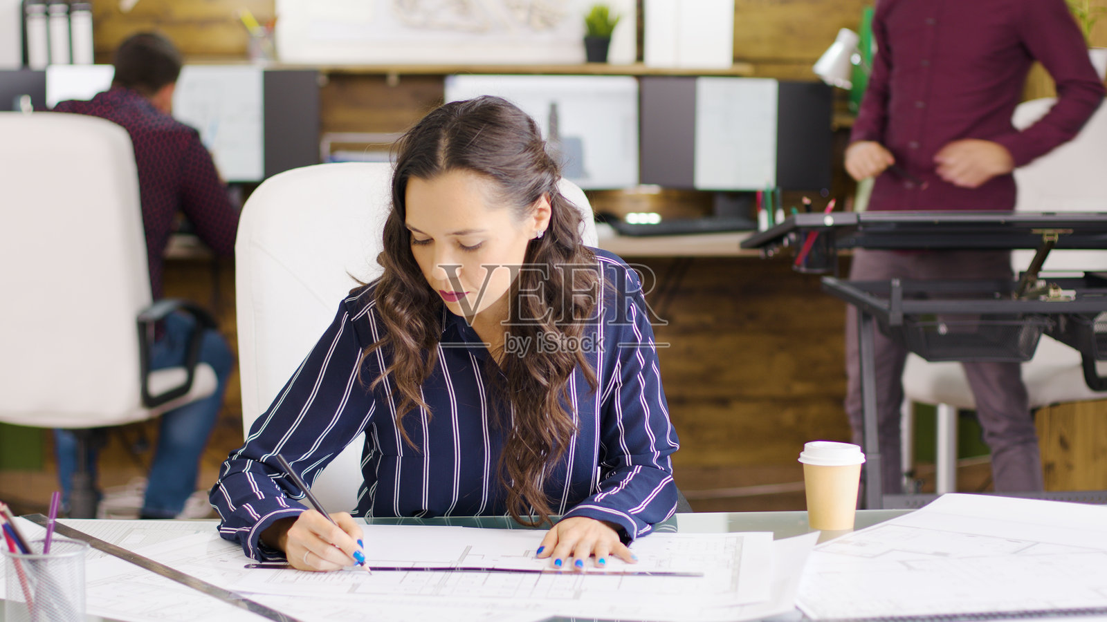 忙碌的创意设计师在绘制蓝图照片摄影图片