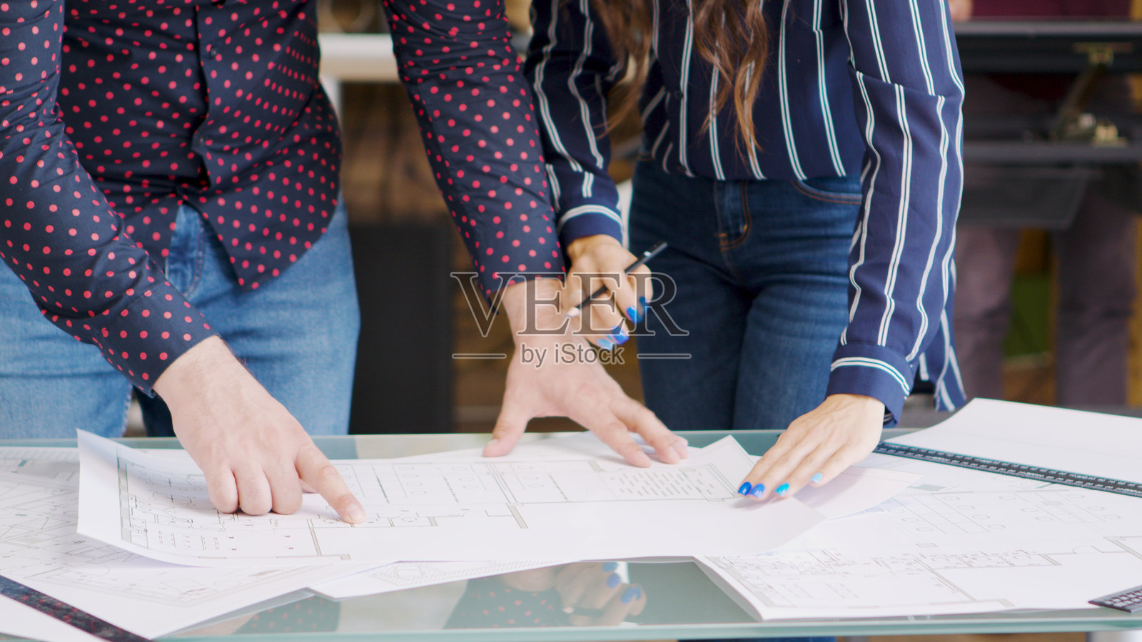 专业建筑师在桌子上绘制蓝图照片摄影图片