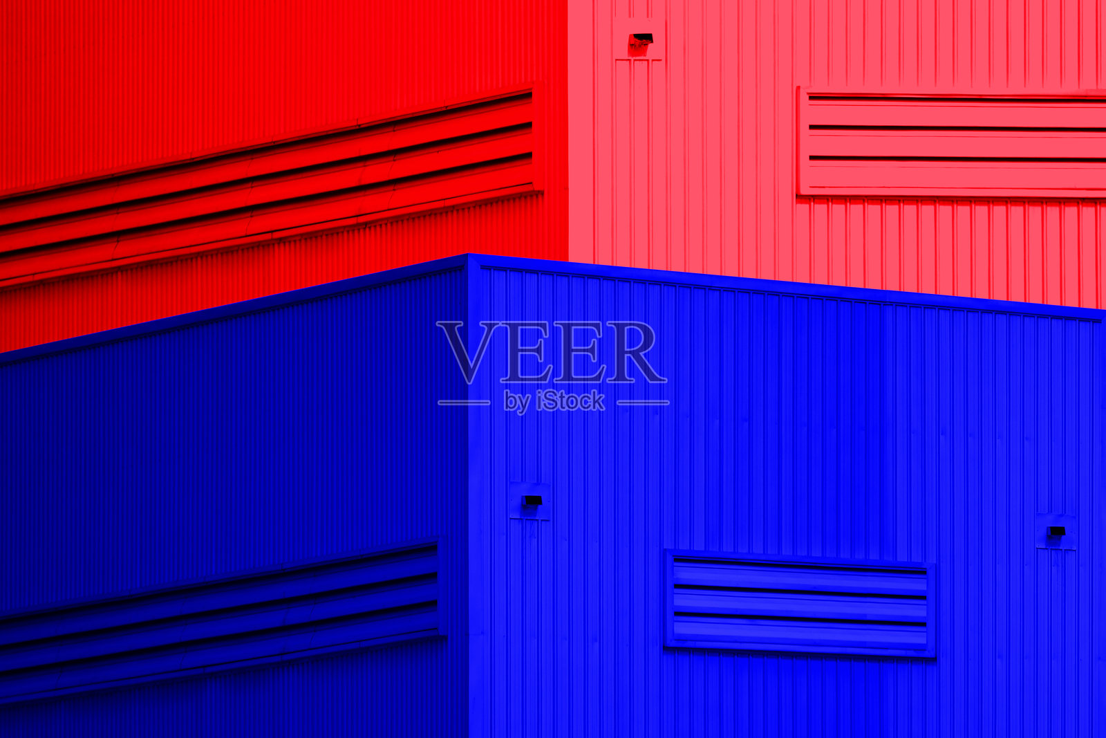 红蓝色波纹金属墙壁，带有通风口的仓库工厂照片摄影图片