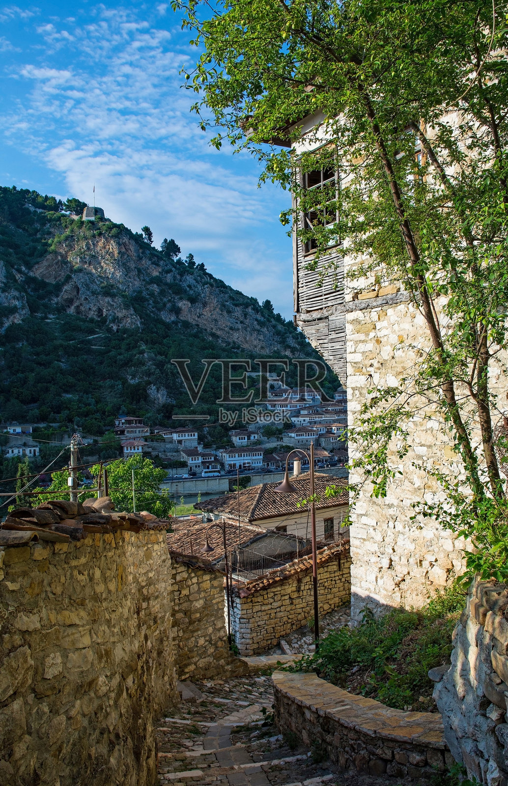 阿尔巴尼亚贝拉特的戈里察区小巷照片摄影图片