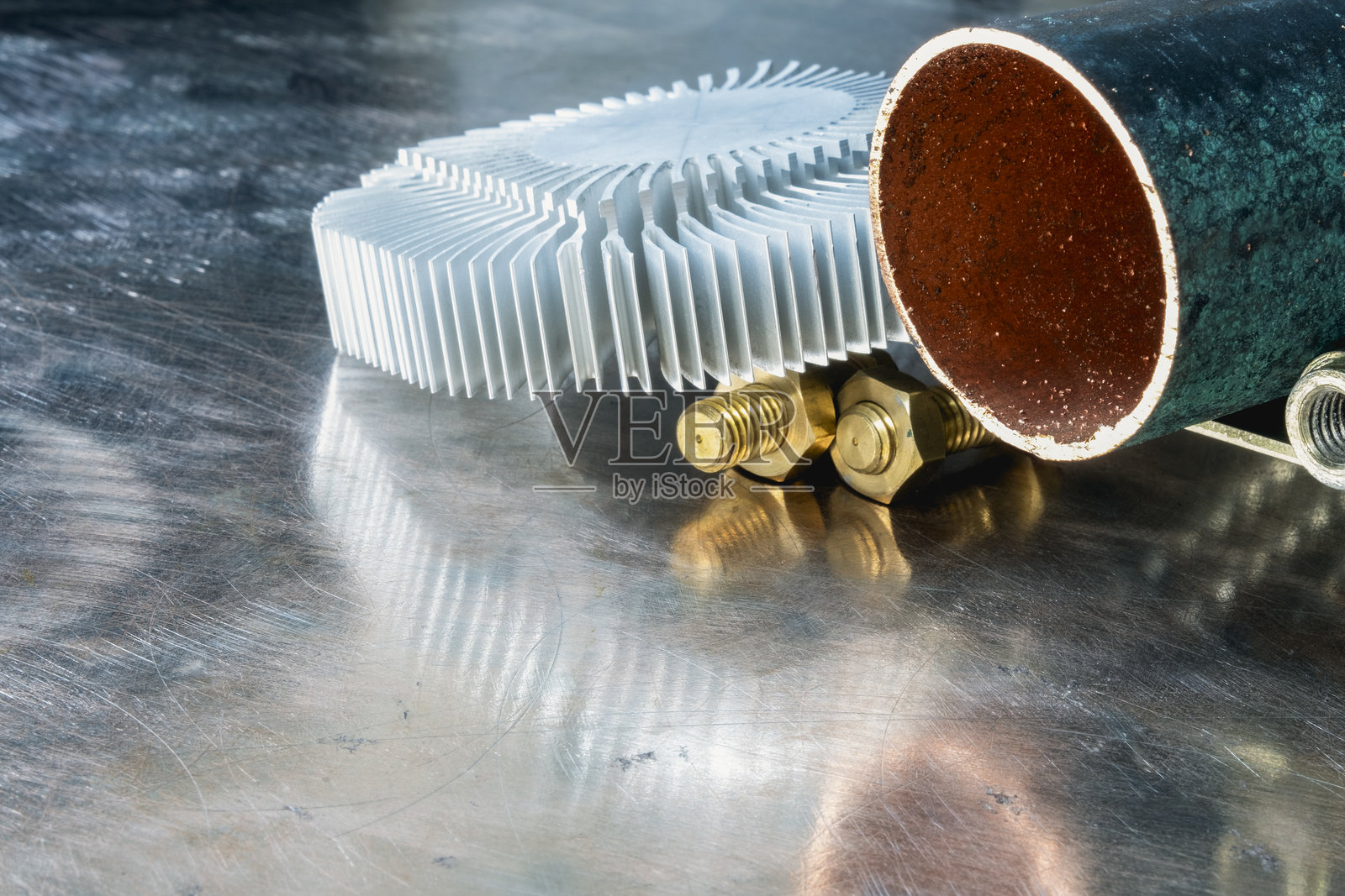 铜、铝、黄铜和钢金属部件的对比照片摄影图片