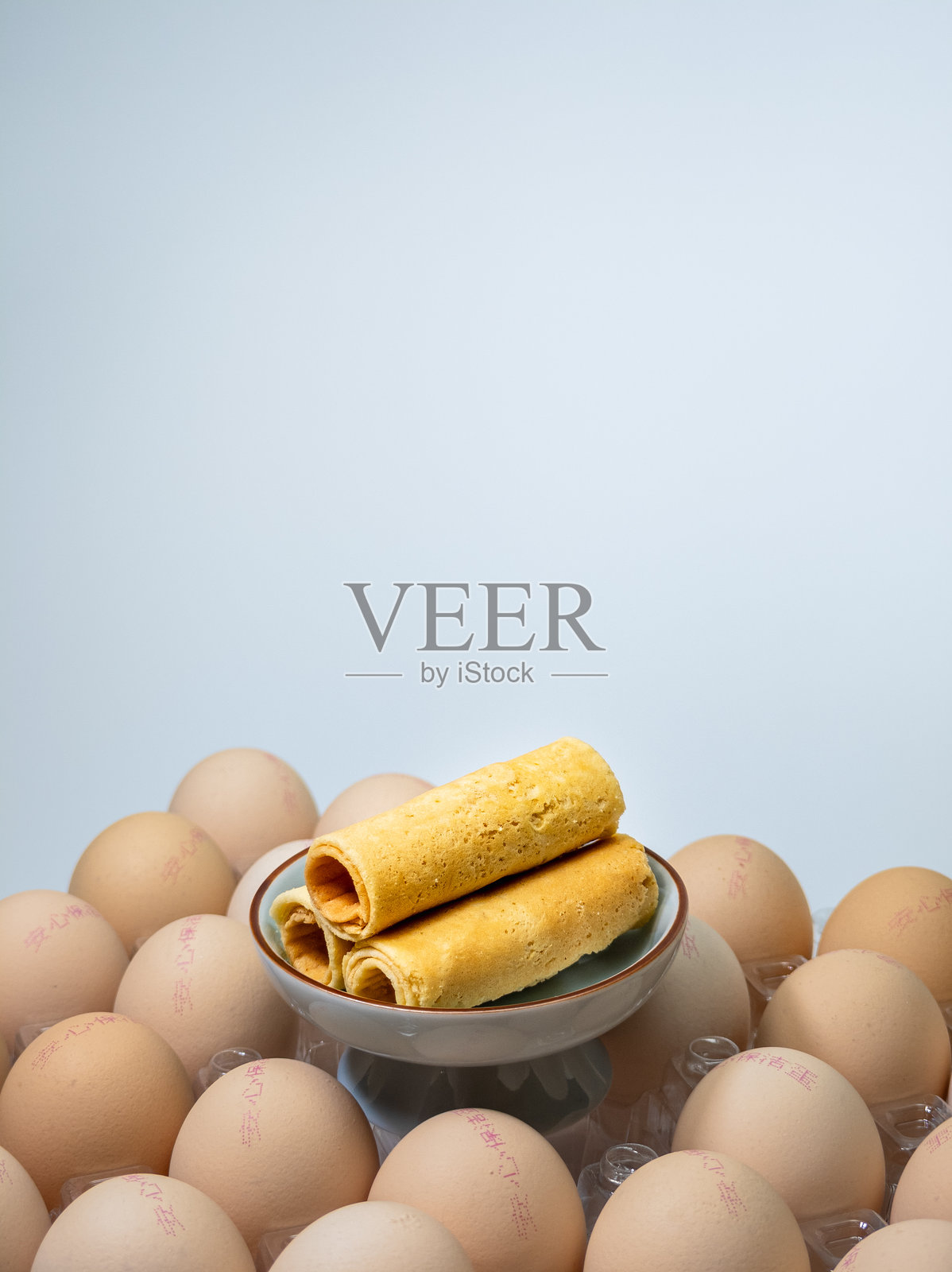 酥脆美味的粤式春卷，传统美食照片摄影图片