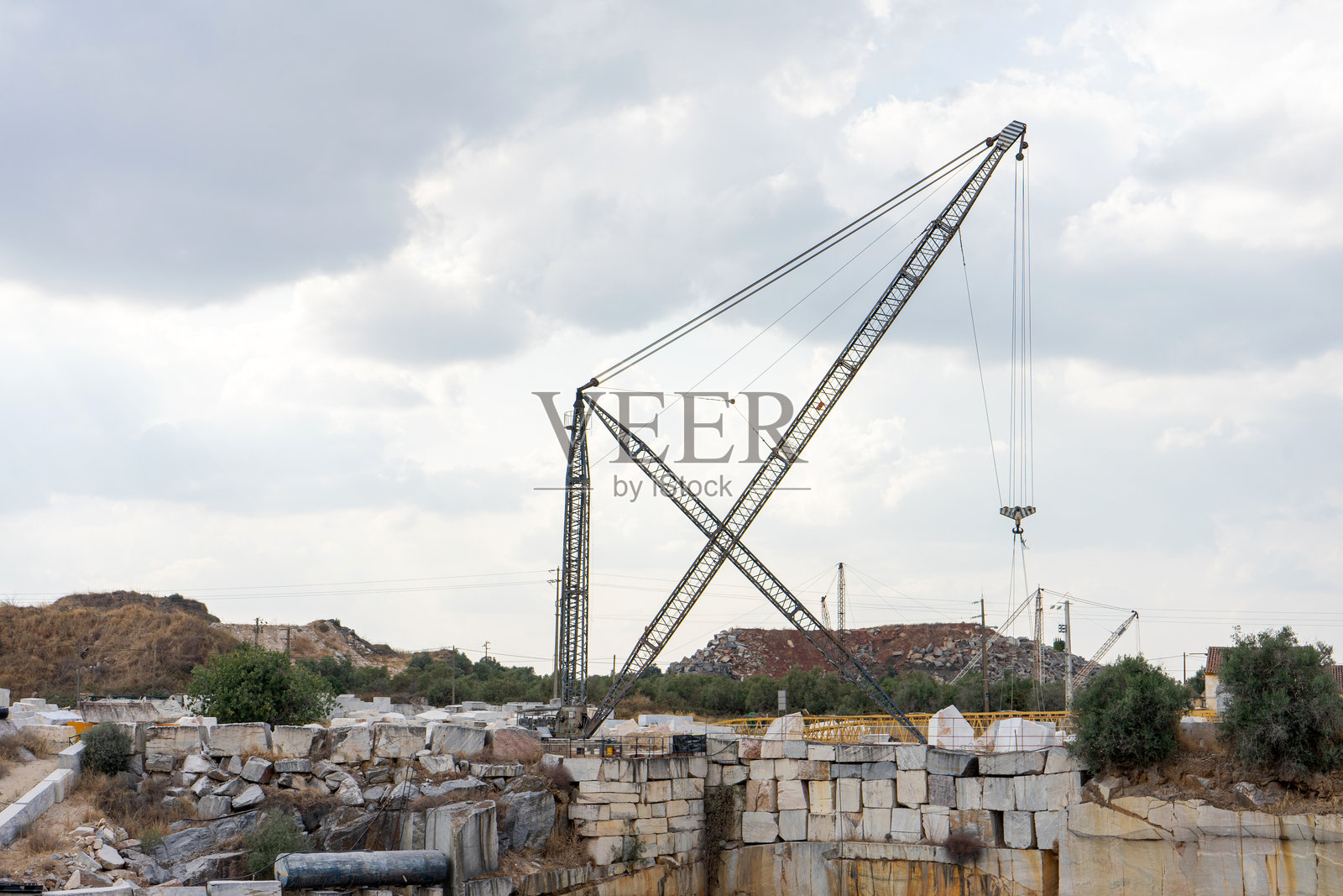 阿连特茹维拉维索萨的一个大理石采石场中的起重机。照片摄影图片