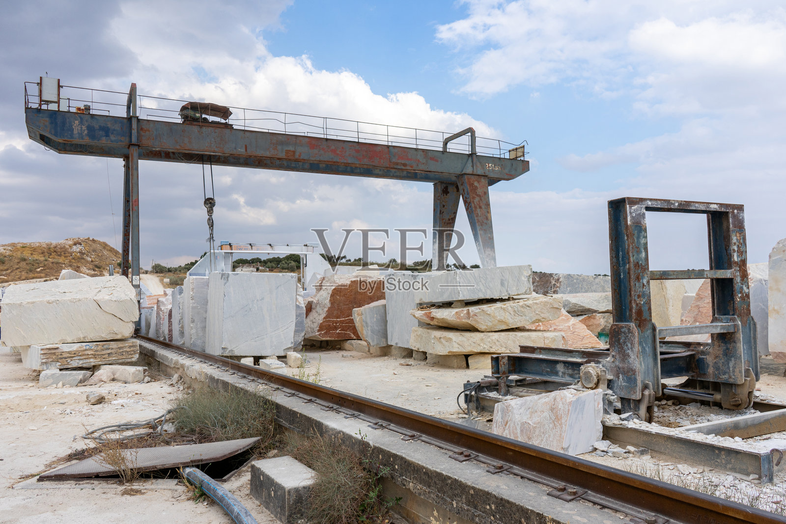 葡萄牙阿连特茹维拉维索萨的一个大理石采石场内高耸的门式起重机。照片摄影图片