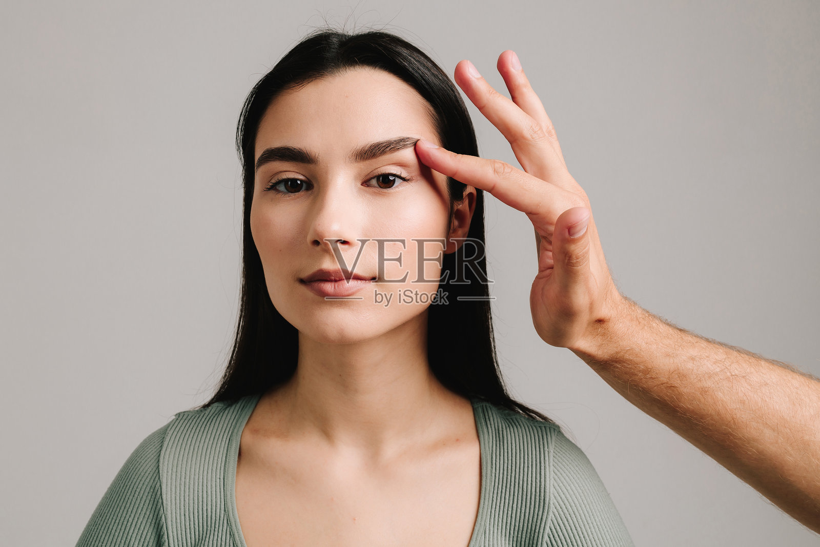 眼睑整形手术用于改善下垂的眉毛、松弛的上眼睑和眼袋。眼睑整形手术去除多余的眼睑皮肤。照片摄影图片