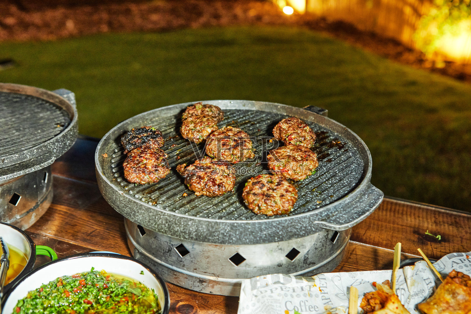 户外铁网上烤牛肉饼照片摄影图片