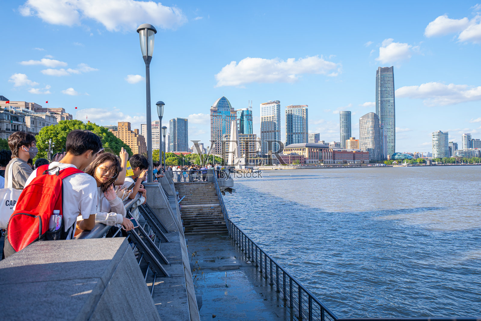 游客在上海外滩照片摄影图片