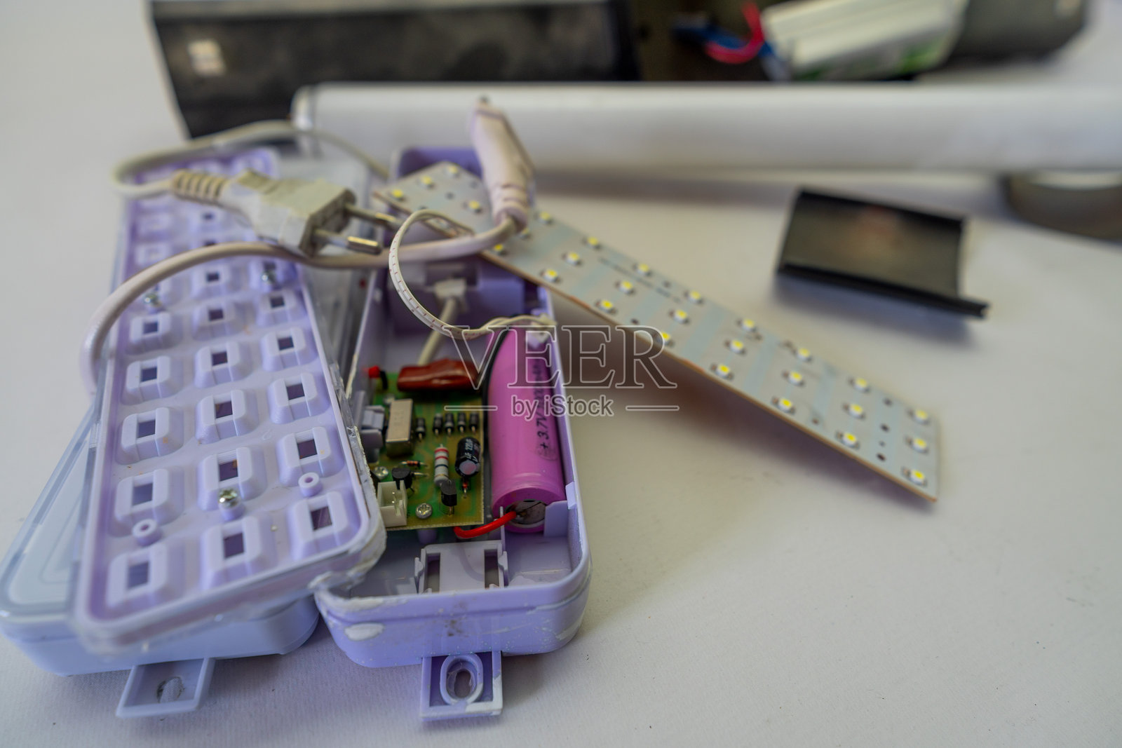 应急灯、荧光灯管和方形LED灯照片摄影图片