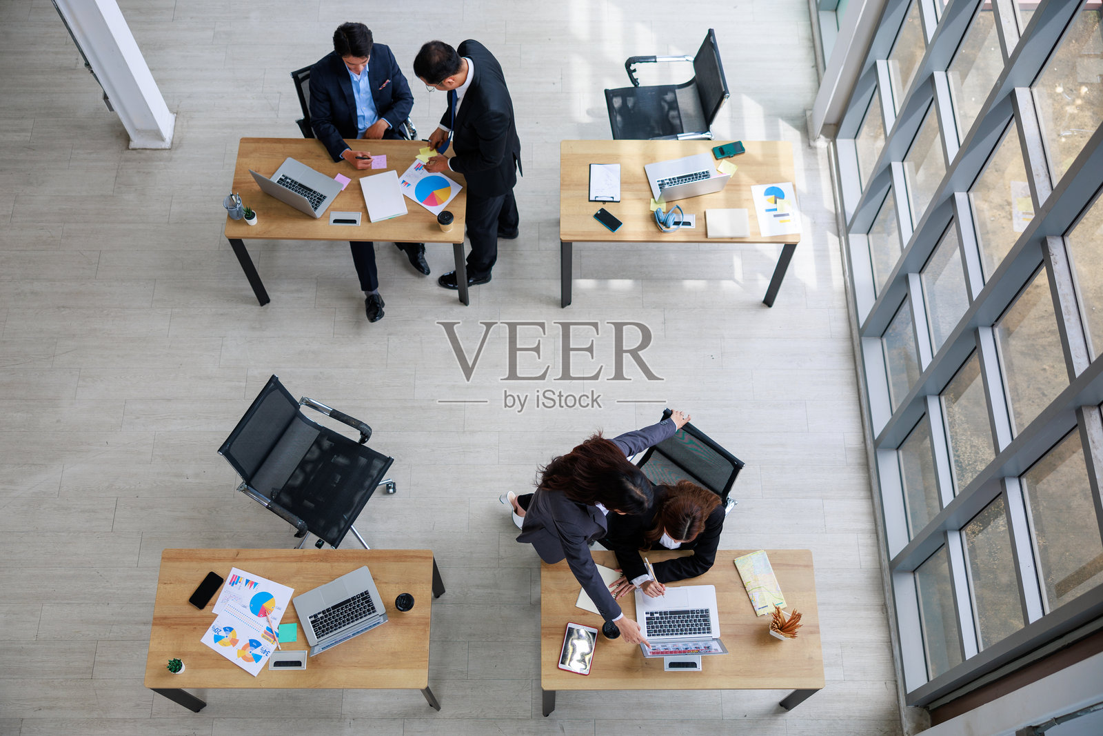 现代办公室环境中一位商务人士的工作场景，从上方视角拍摄，聚焦于商业运营、办公科技和专业工作空间。照片摄影图片