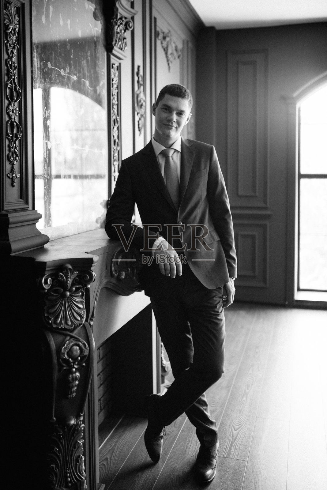 新郎在婚礼当天穿着蓝色三件套西装和领带的肖像照片摄影图片