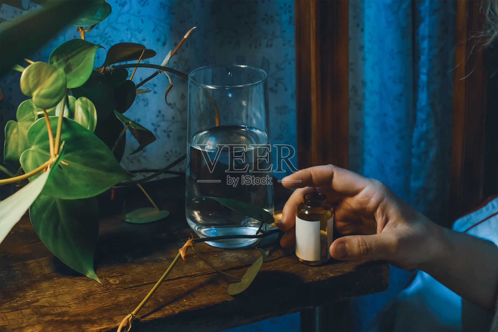 失眠，无法入睡。女性服用失眠药或抗抑郁药。照片摄影图片