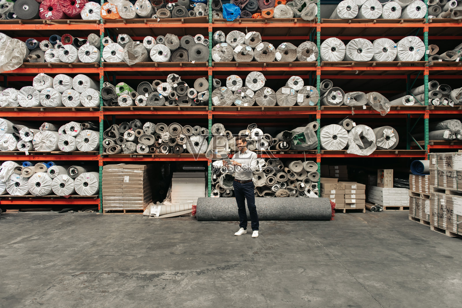 经理在仓库地面上用平板电脑检查库存照片摄影图片