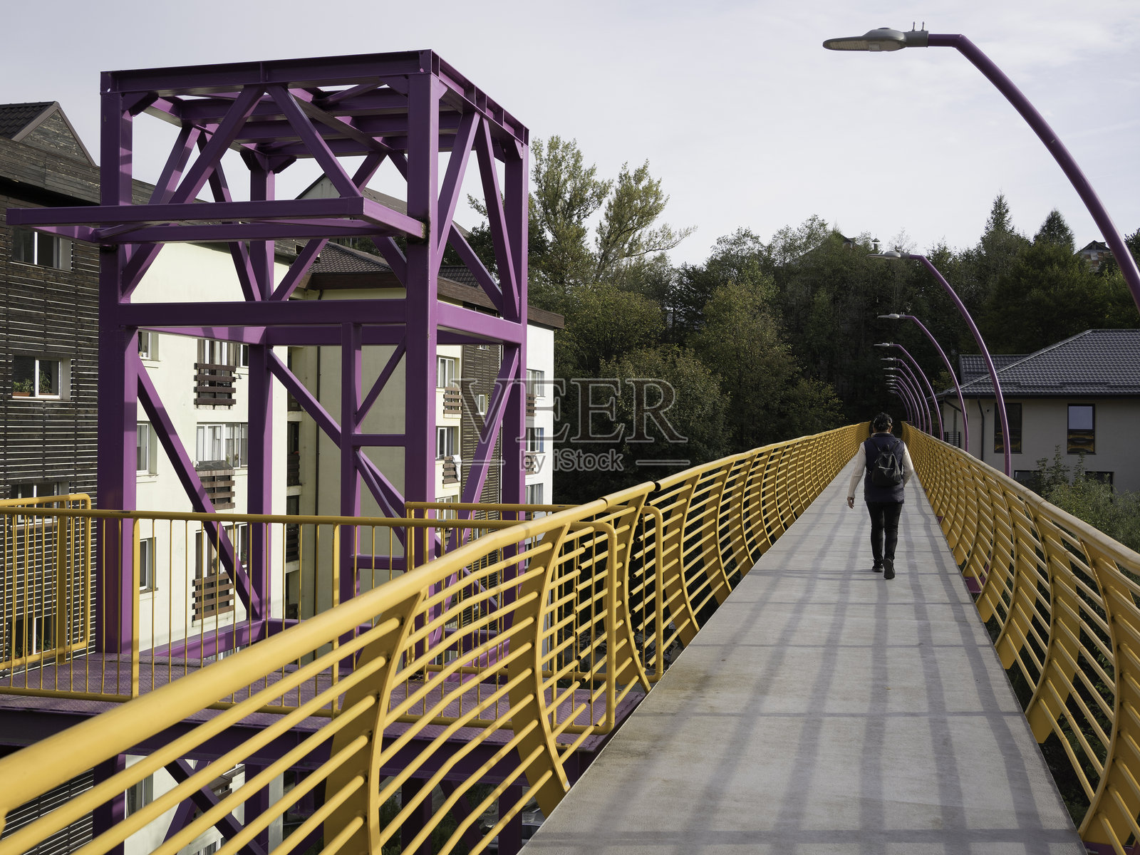 连接普拉霍瓦省西纳亚社区的人行天桥。照片摄影图片