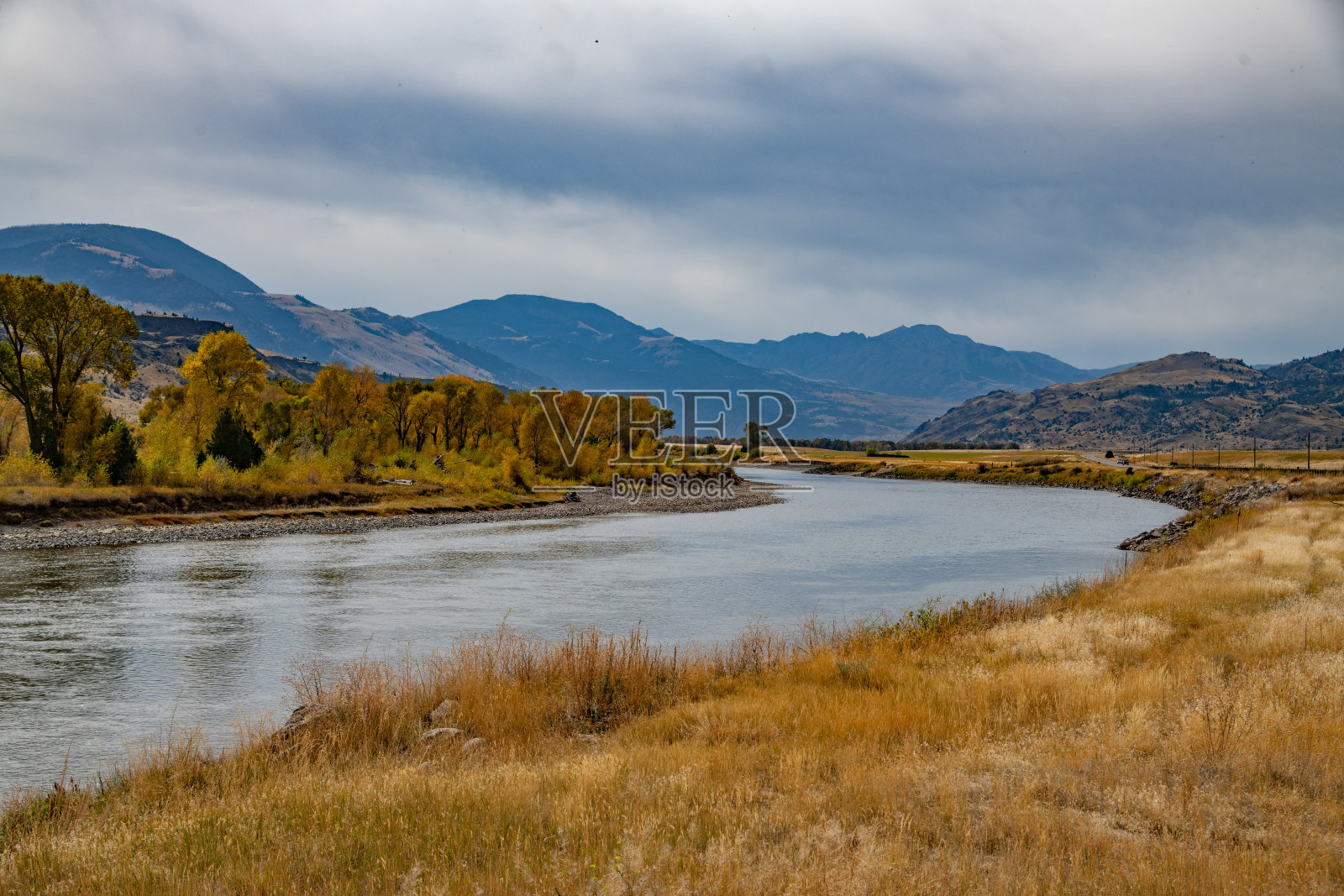 美国蒙大拿州的黄石河，北美洲的壮丽河流照片摄影图片
