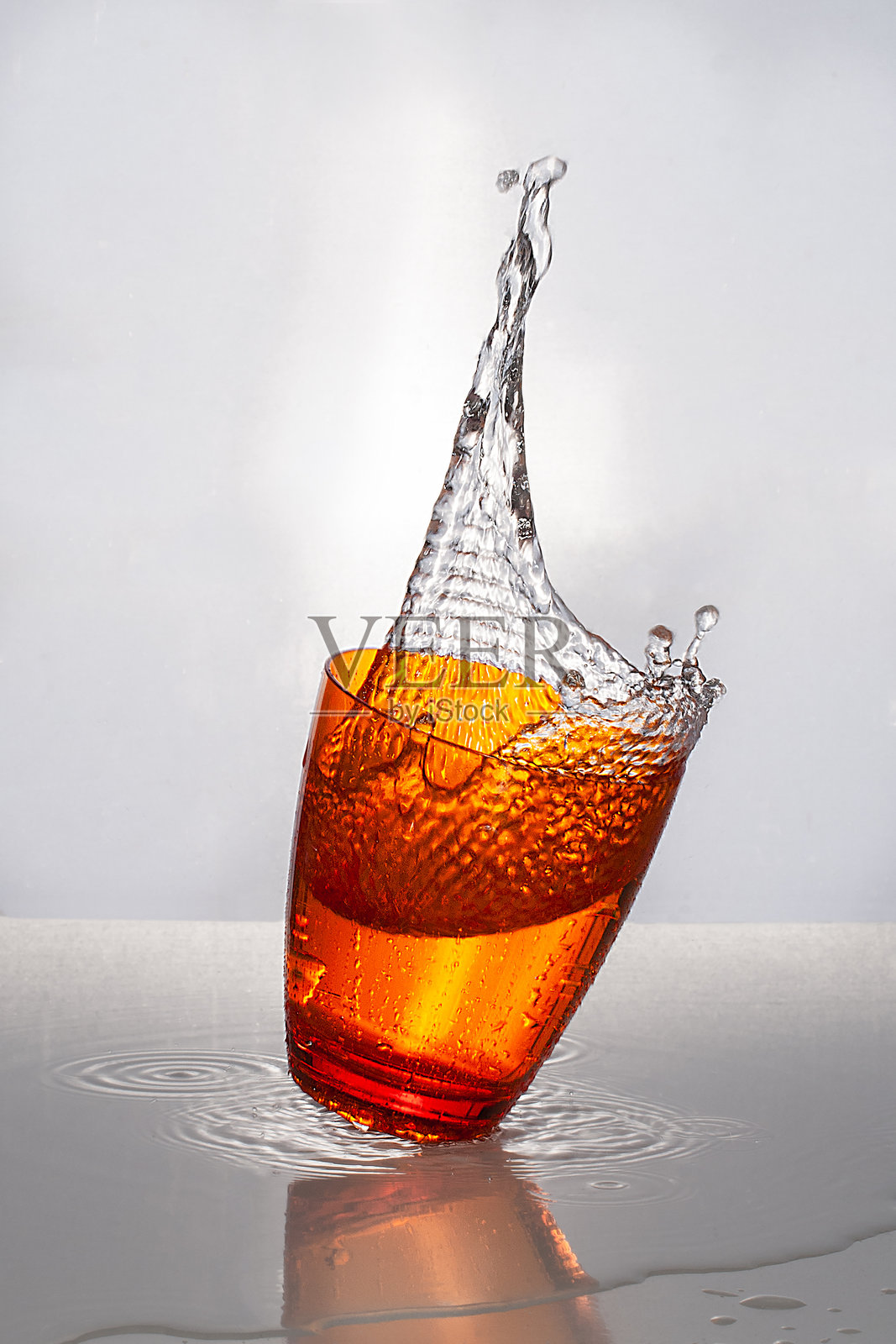 玻璃掉落并溅起水花照片摄影图片