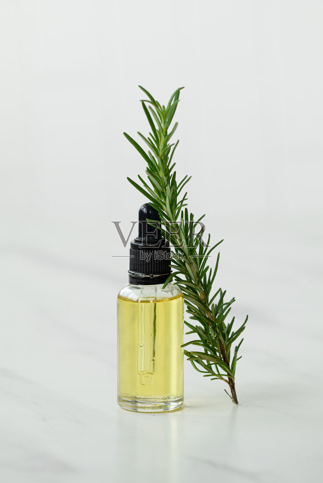 迷迭香精油促进头发生长照片摄影图片