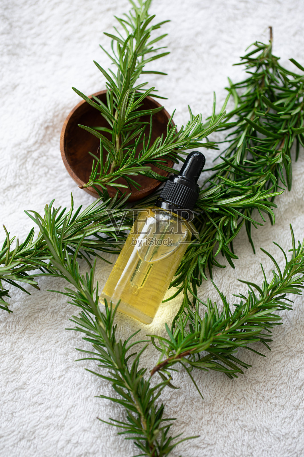 迷迭香精油促进头发生长照片摄影图片