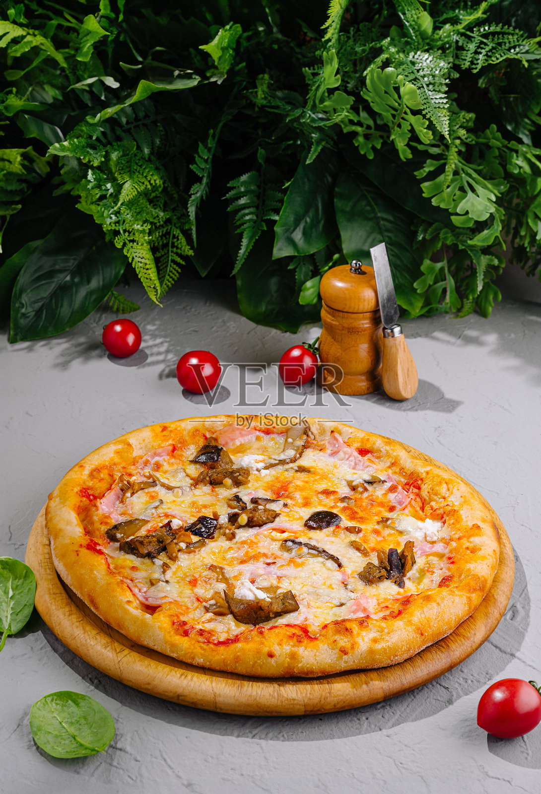 美味的火腿蘑菇披萨静静地放在木板上照片摄影图片