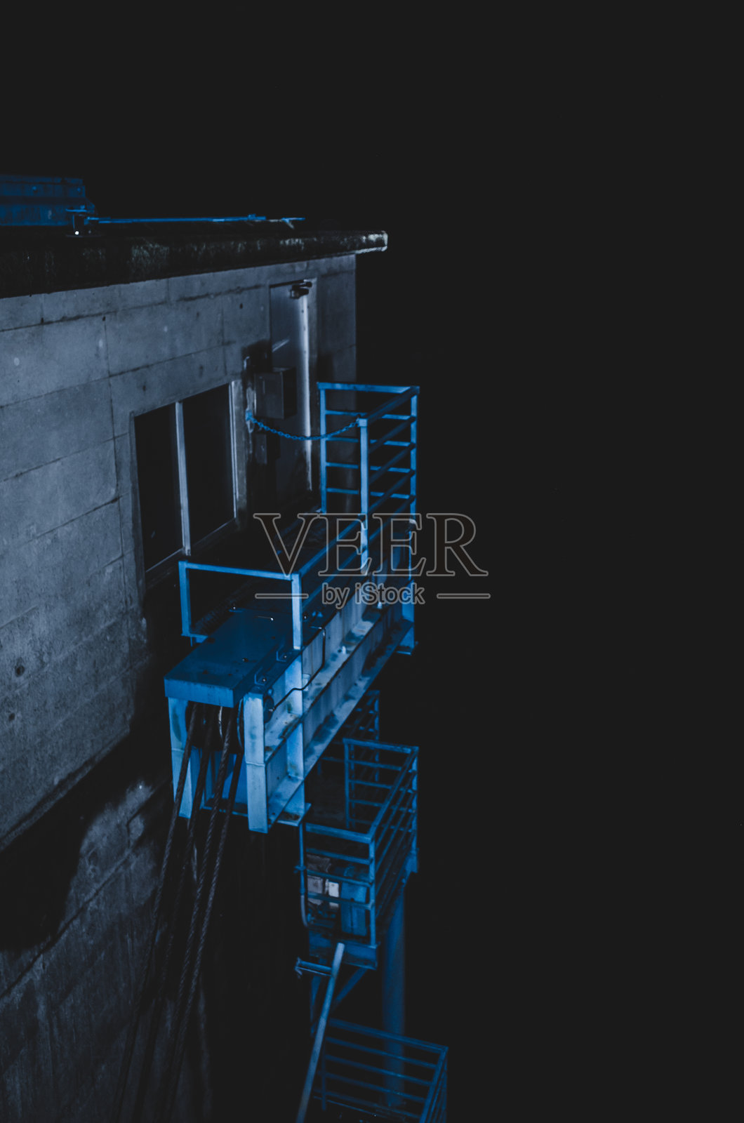 夜空下建筑的低角度视图照片摄影图片