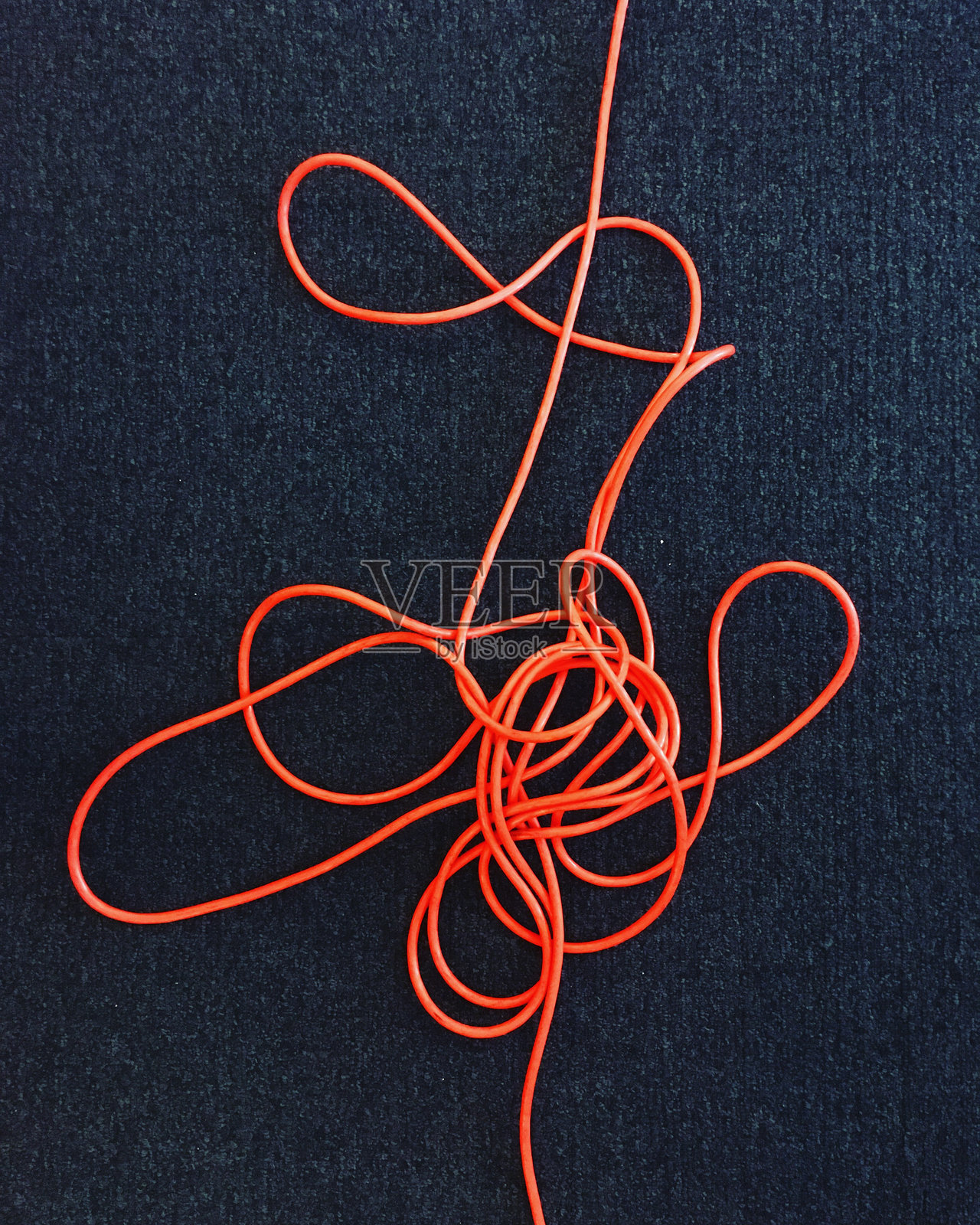 黑色桌子上方拍摄的橙色电线照片摄影图片