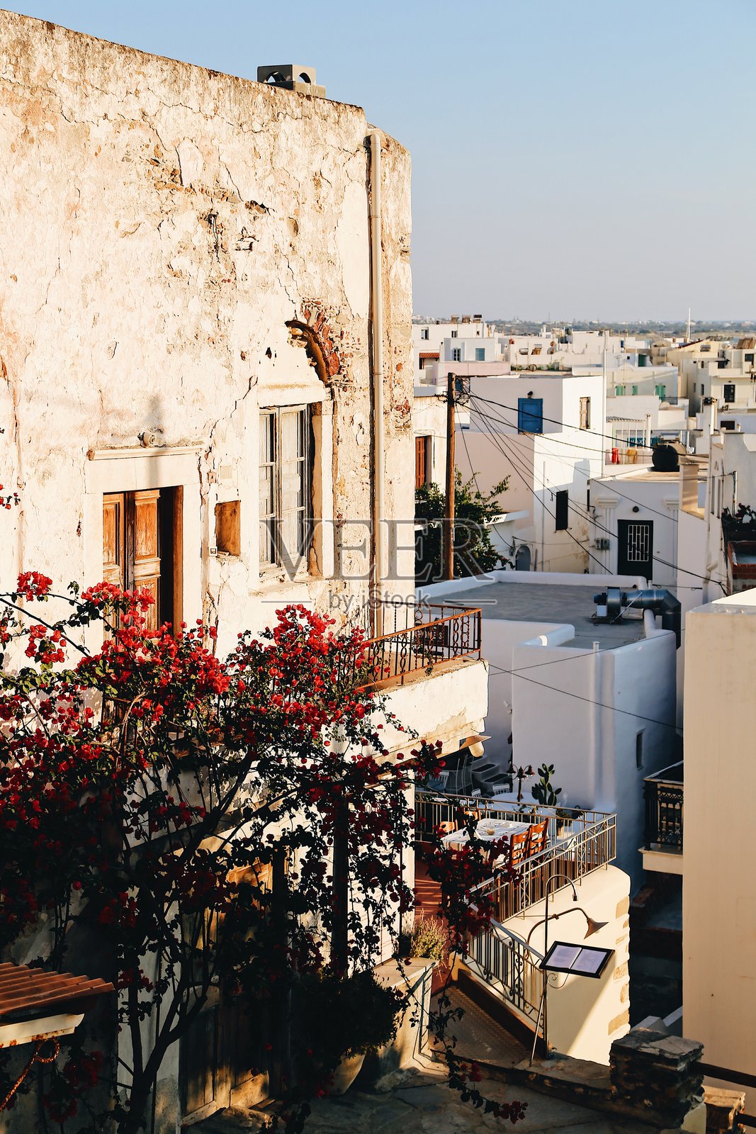清澈天空下的建筑物景观照片摄影图片