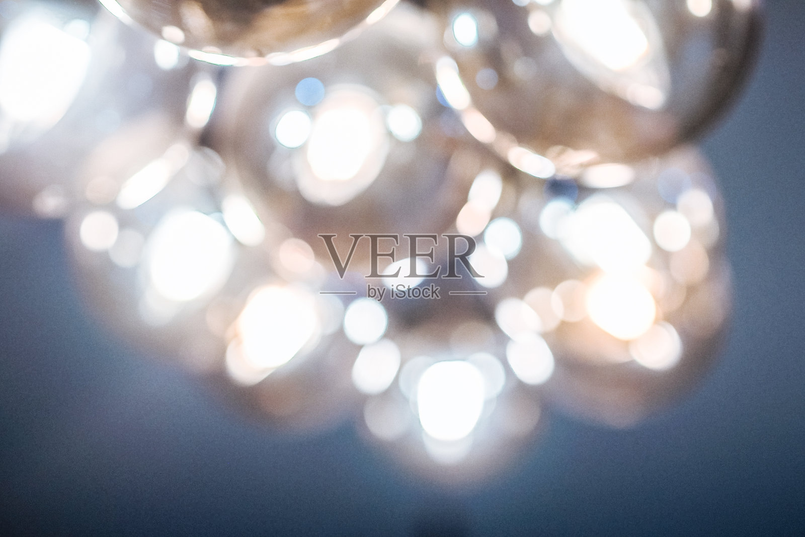 模糊的特写镜头，发光的圆形灯泡。带圆形玻璃的装饰灯。照片摄影图片