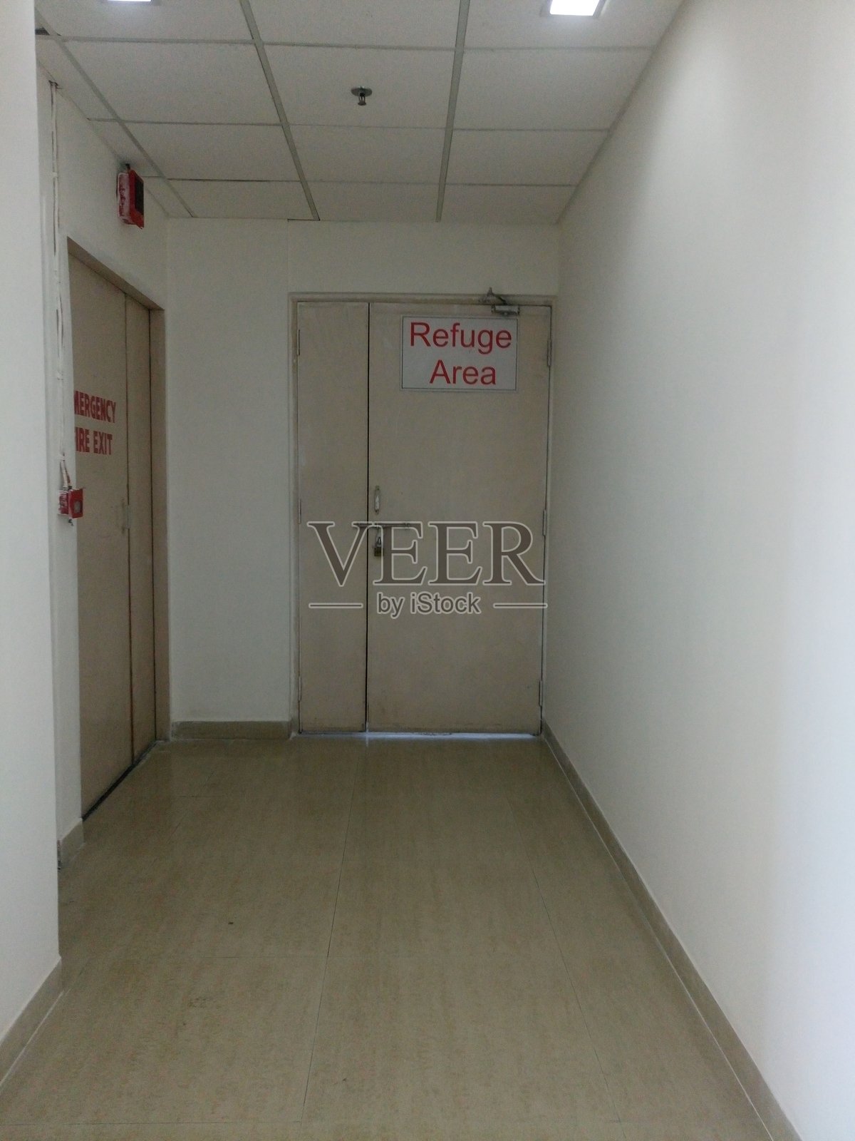 建筑走廊中关闭门上的文字照片摄影图片