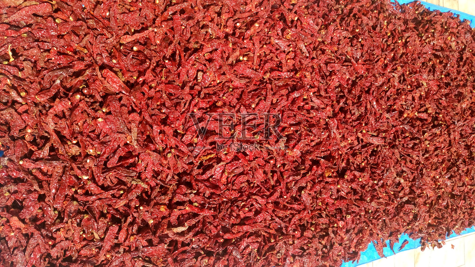 高角度视图的红辣椒在阳光下晾干照片摄影图片