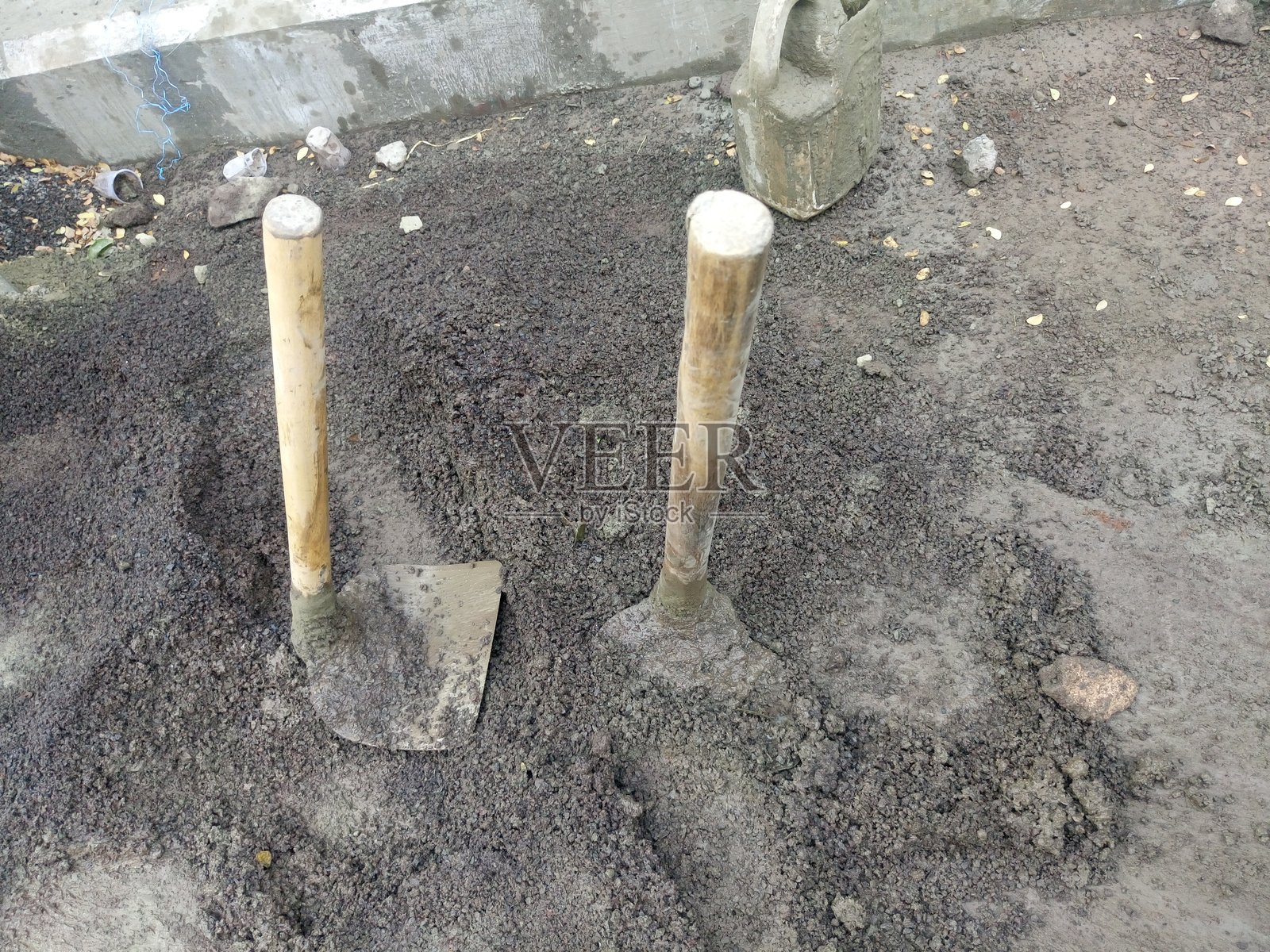 建筑工地上水泥中的高角度视图铲子照片摄影图片