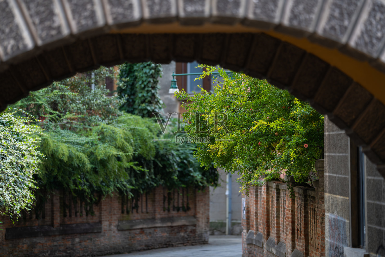 威尼斯街道的拱门视角。照片摄影图片