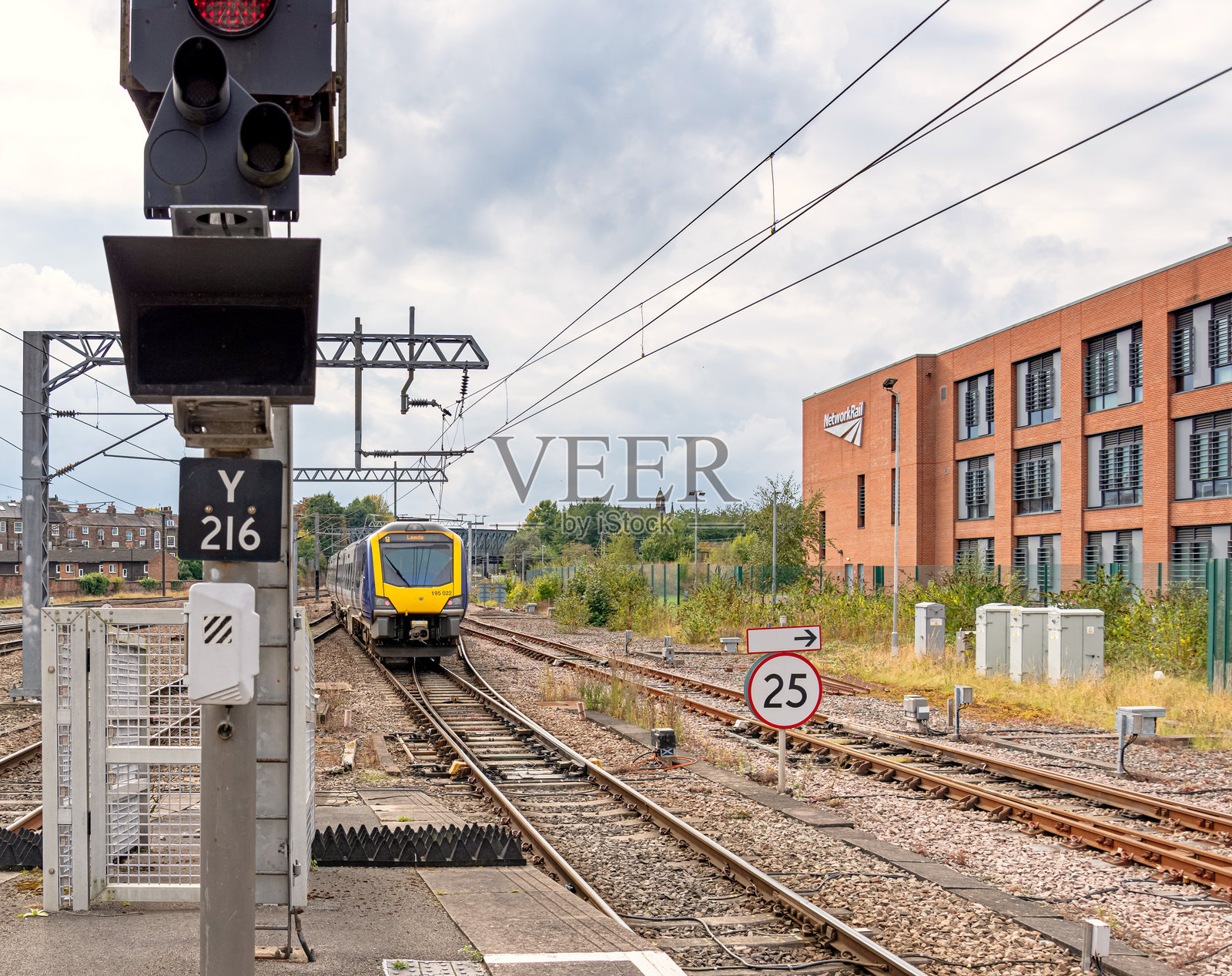 离开的火车。照片摄影图片