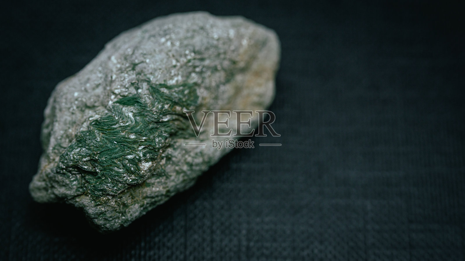 天然绿色孔雀石粗糙宝石，纹理，微距照片摄影图片