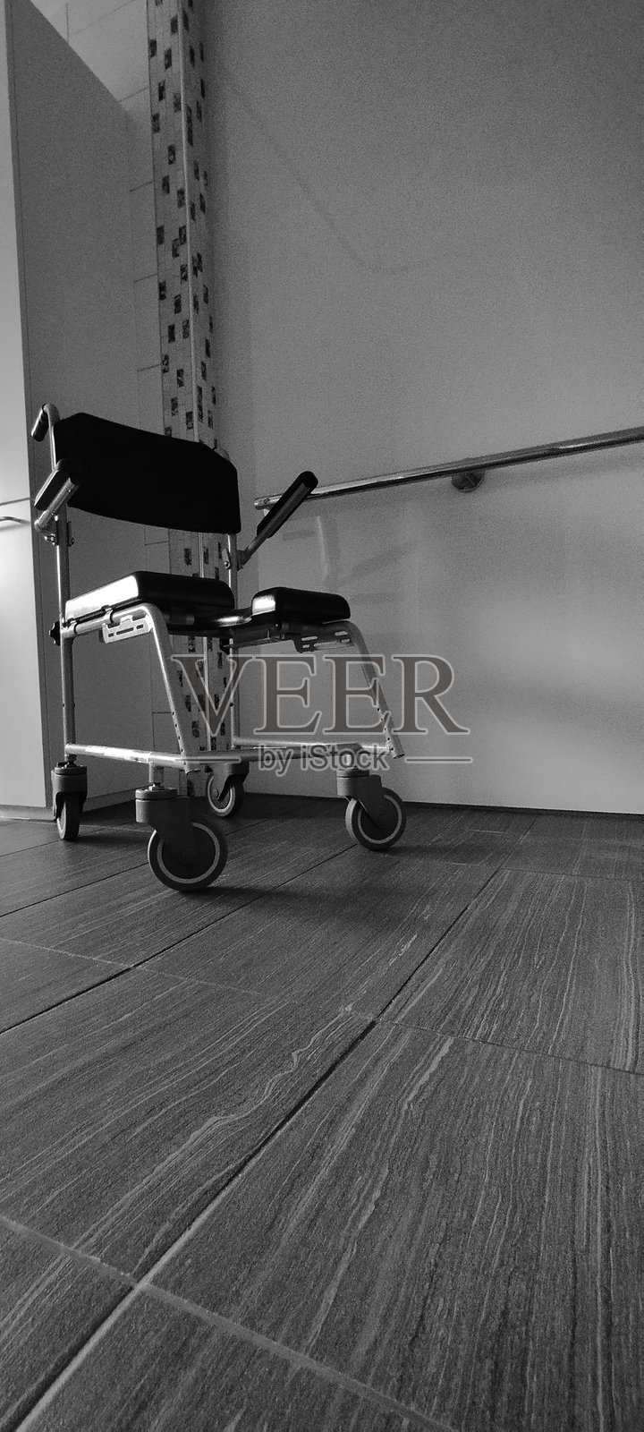 淋浴椅，黑白，老年人助手照片摄影图片