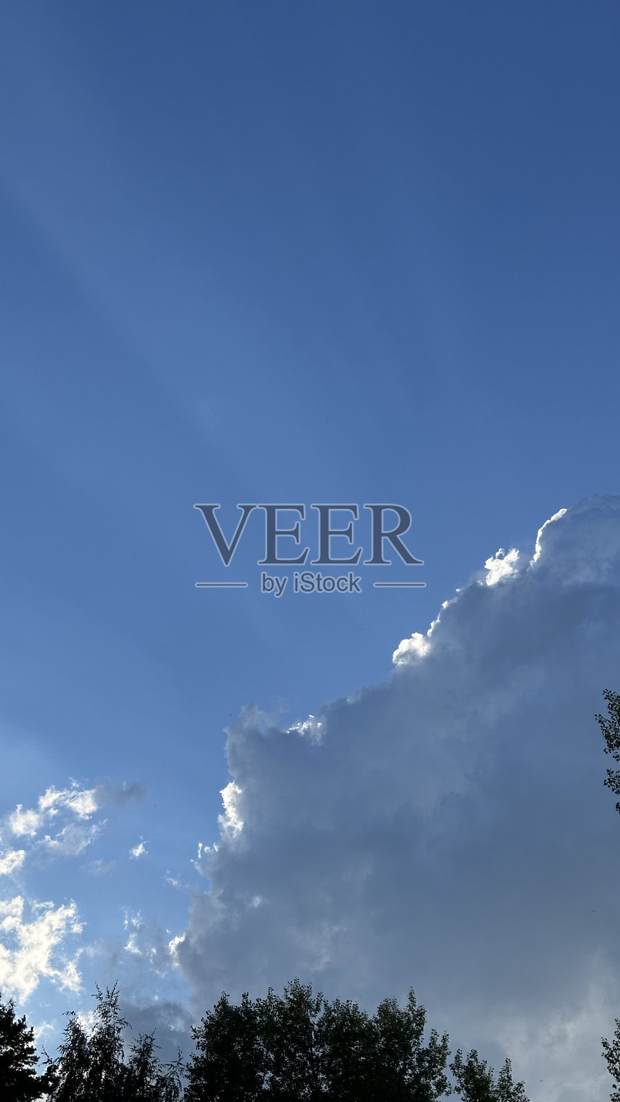 阳光透过白云洒在蓝天上，手机拍摄的照片照片摄影图片