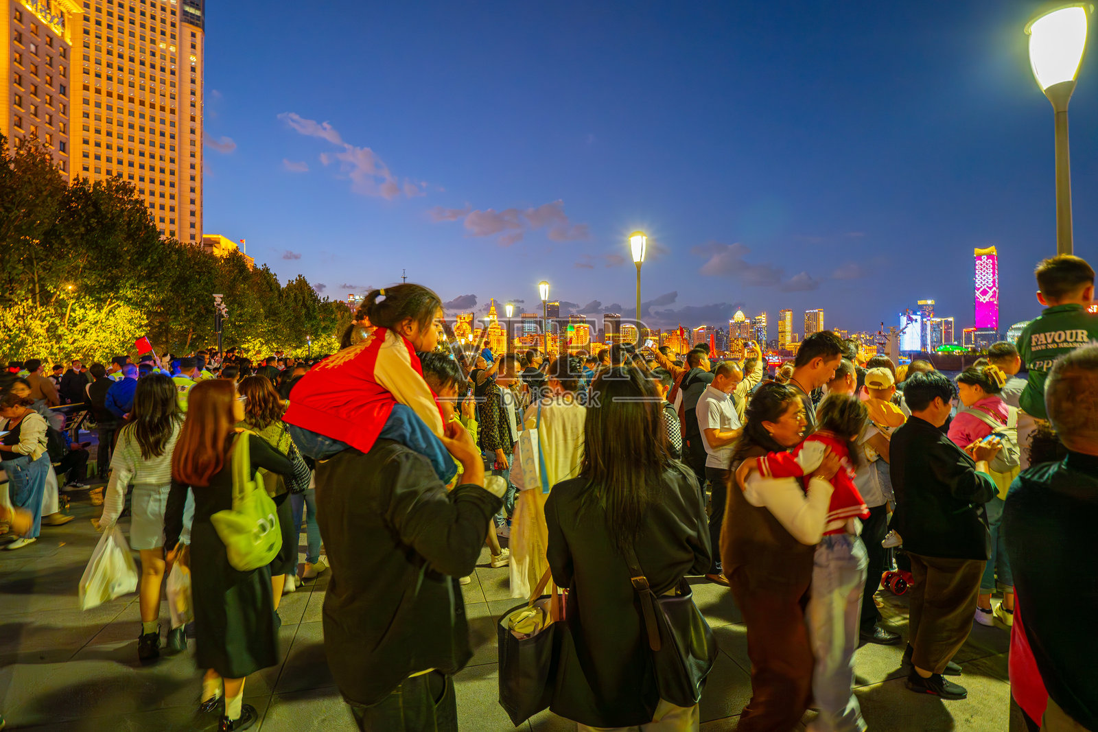 夜晚的上海外滩游客照片摄影图片
