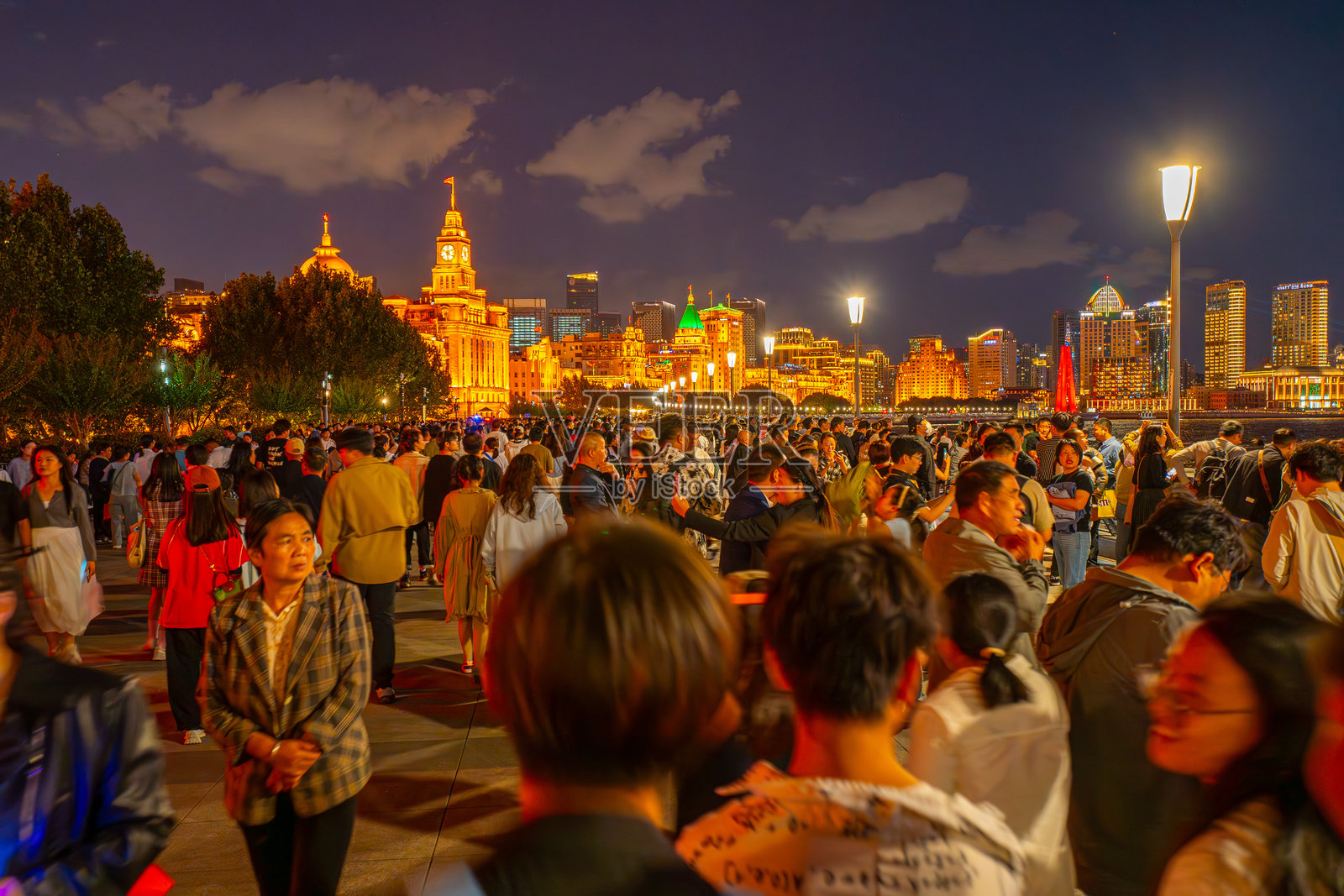 夜晚的上海外滩游客照片摄影图片